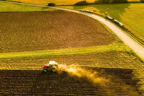  Drought: A Practical Guide for Farmers - En torrstig resa genom Indiens jordbruk och dess pragmatiska lösningar